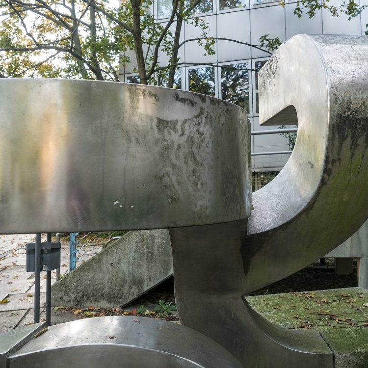 Edelstahlskulptur von Volkmar Haase (Teil eines Gesamtkunstwerkes der TU-Berlin)