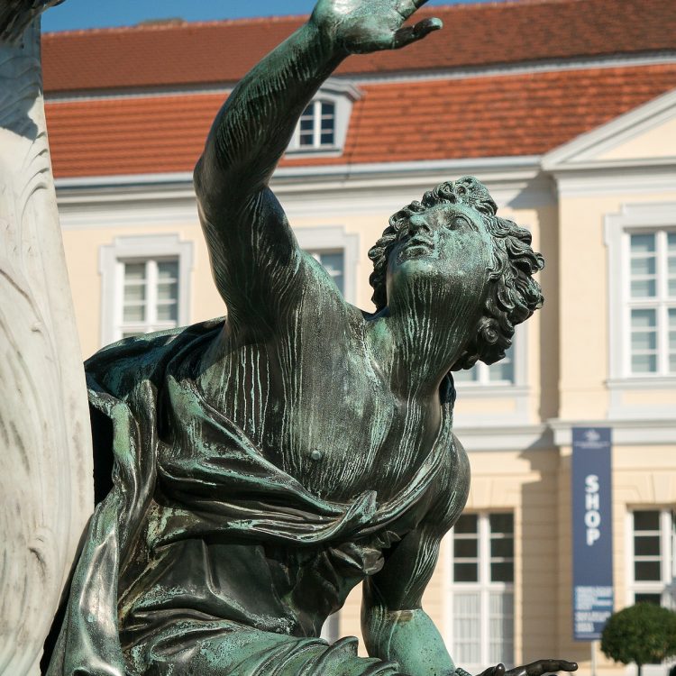 Sklavenskulpturen am Reiterstandbild des 