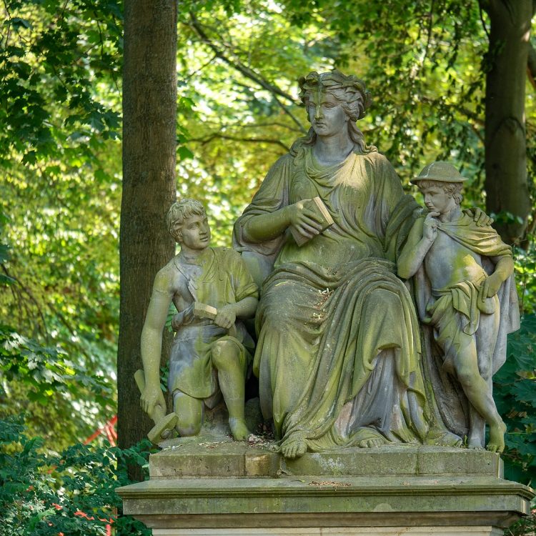 Der Tritonbrunnen am Großfürstenplatz im Tiergarten in Berlin. Der eigentliche Brunnen wird von allegorischen Figurengruppen flankiert, die die vier 