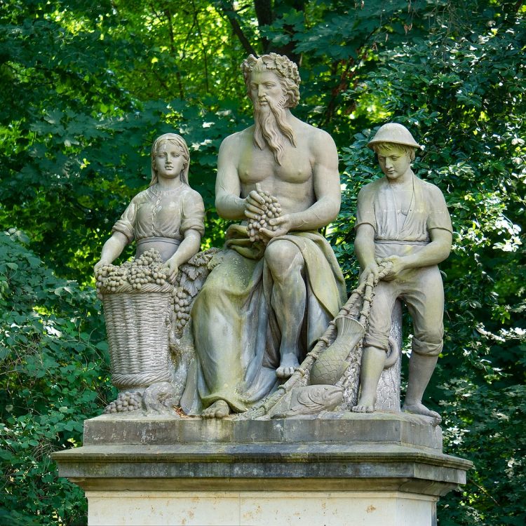 Der Tritonbrunnen am Großfürstenplatz im Tiergarten in Berlin. Der eigentliche Brunnen wird von allegorischen Figurengruppen flankiert, die die vier 