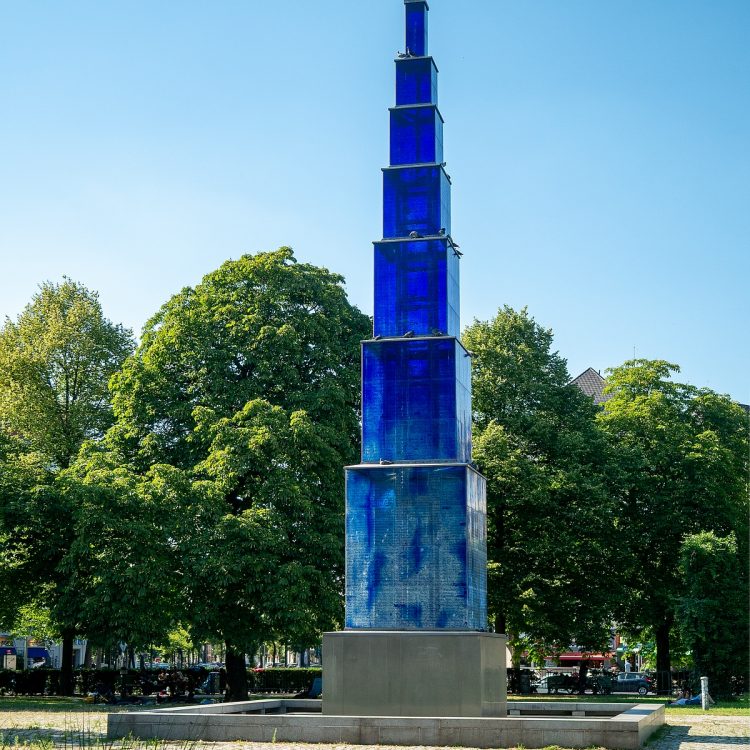 Hella Santarossa, Blauer Obelisk