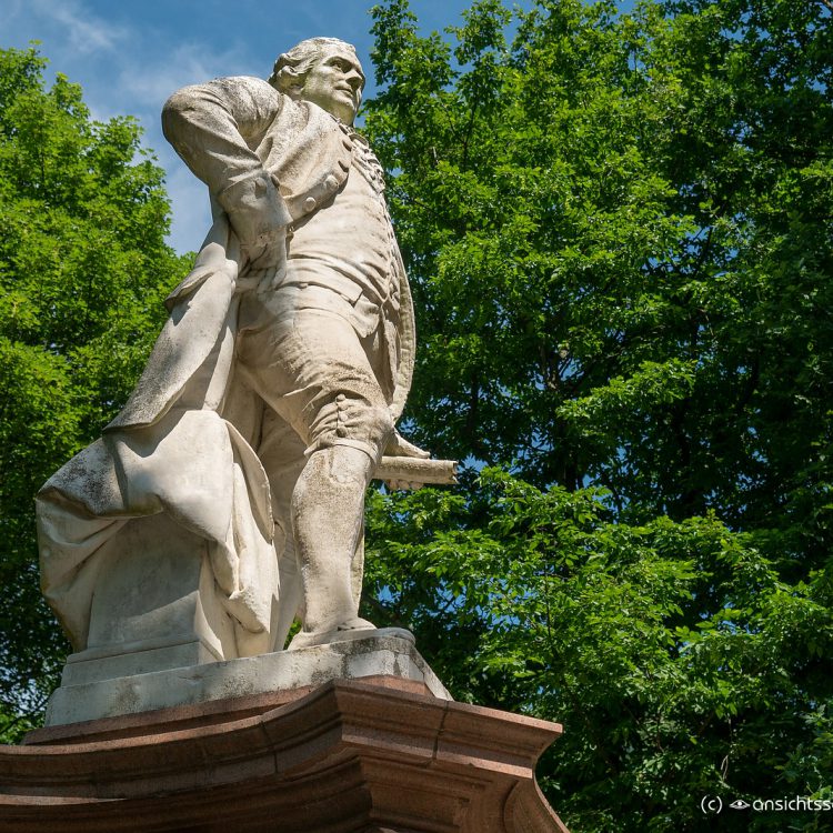 Lessing-Denkmal im Tiergarten.