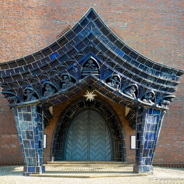 Portal der Kreuzkirche am Hohenzollerdamm