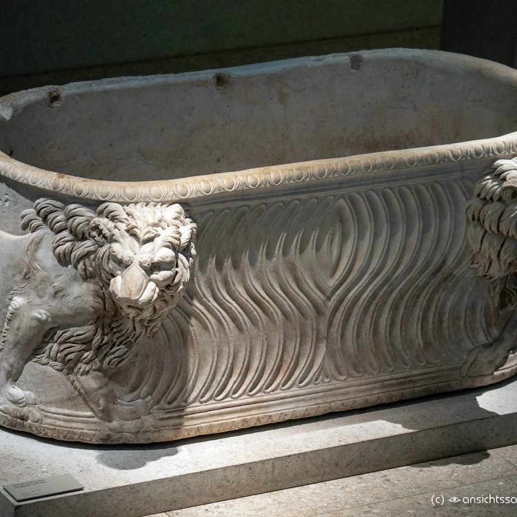 Neues Museum ägyptischer Sarkophag aus römischer Zeit (1. Jhrdt. v. u. Z.)