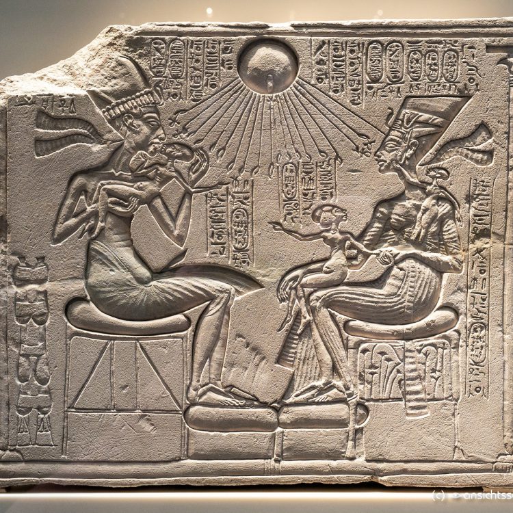 Neues Museum, Echnaton, Nofretete und drei ihrer Töchter