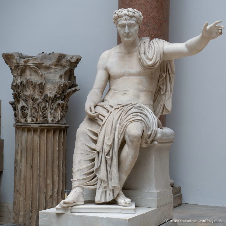 Sitzstatue eines Römischen Kaisers mit aufgesetzdem Kopf des Trajan