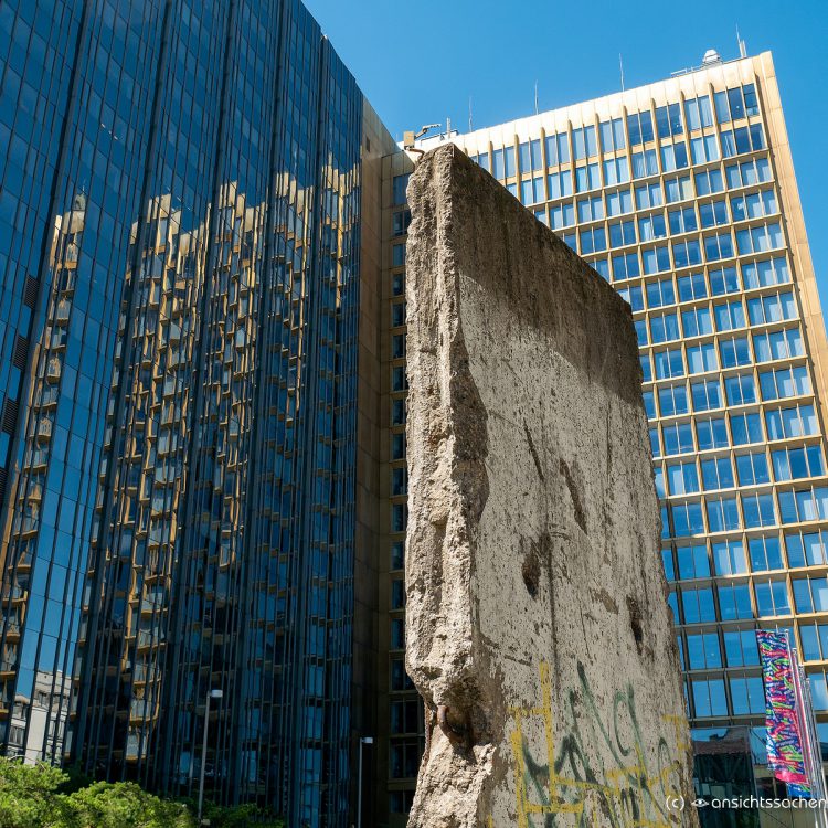 Springerhochhaus mit Teilstück der Berliner Mauer