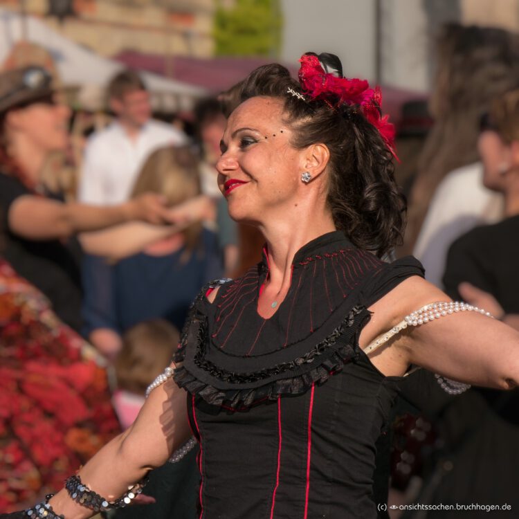 Tänzerin auf einem Mittelalterfestival