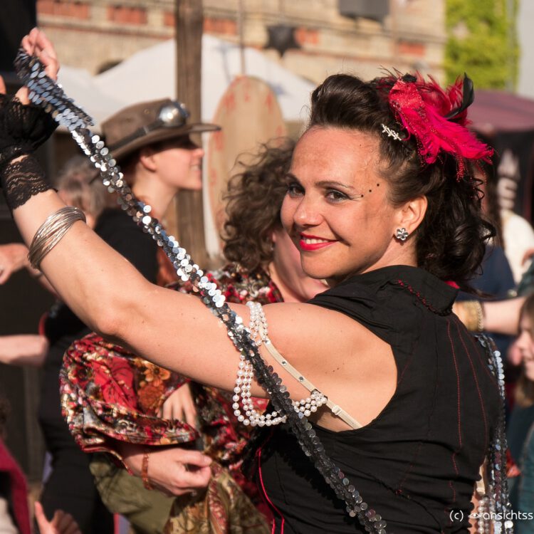 Tänzerin auf einem Mittelalterfestival